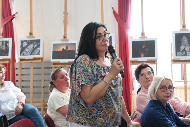 Одржана јавна дебата „Женско лидерство како огледало на заедницата“: Жените од руралните средини бараат поголемо учество во локалното одлучување